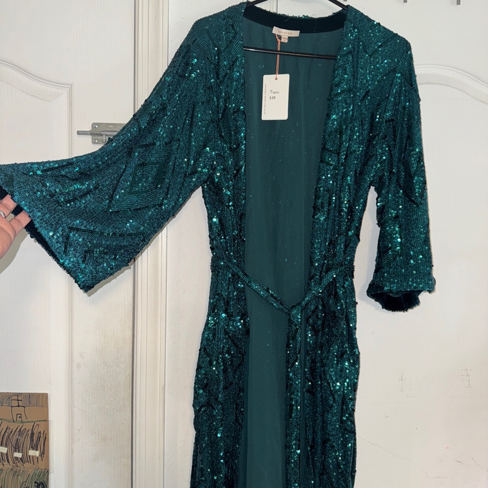 Gorgeous duster perfect for the holidays! Never been worn